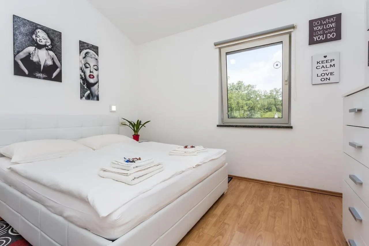 Molnar Resort Apartment Ljiljana Brzac